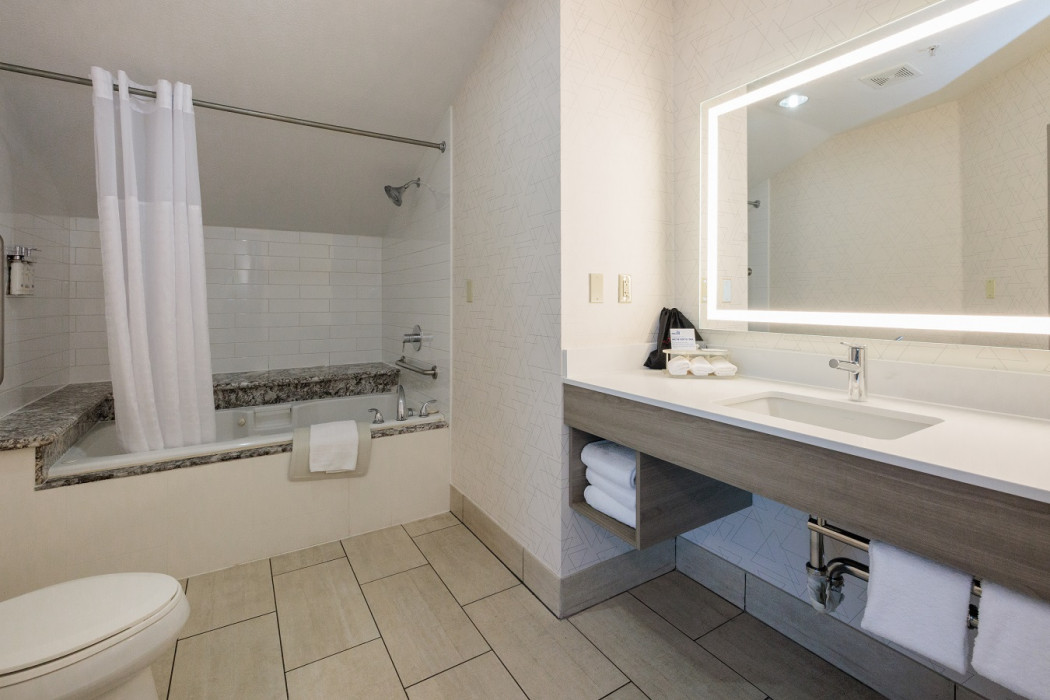 1 King Bed Suite Whirlpool Non-Smoking