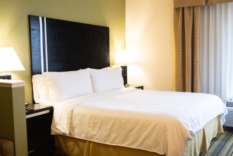 Suite 1 Bedroom Mobility Accessible Tub No-Smoking
