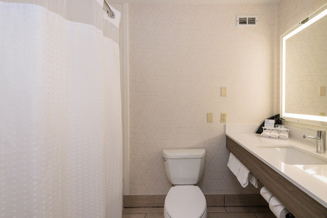 2 Bed Hearing Accessible Roll-In Shower No-Smoking